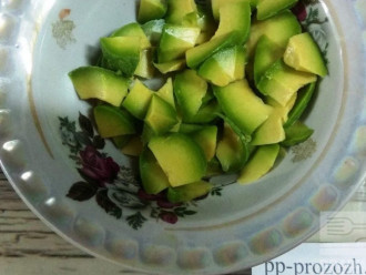 Шаг 6: Нарежьте и измельчите авокадо. 