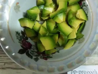 Шаг 6: Нарежьте и измельчите авокадо. 