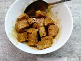 Шаг 2: Тофу нарежьте кубиками и залейте соевым соусом. Пусть так постоит немного, чтобы сыр пропитался.
