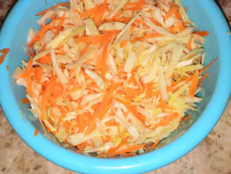 Шаг 4: Соедините вместе капусту с морковью. Посолите, тщательно перемешайте, и дайте настояться 30 минут.