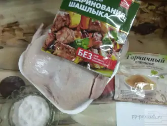 Шаг 1: Подготовьте ингредиенты: курицу, горчицу, специи и соль.