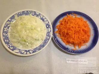 Шаг 2: Лук порежьте мелким кубиком. Морковь натрите на крупной терке.