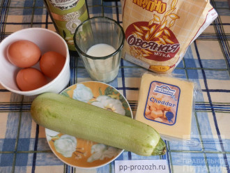 Шаг 1: Подготовьте ингредиенты: кабачок, сыр, яйца, чеснок, овсяную муку, молоко, оливковое масло.  