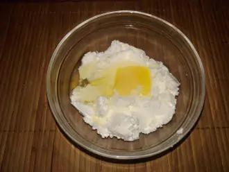 Шаг 2: Добавьте в глубокую миску творог и яйцо.