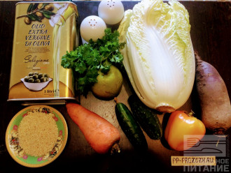 Шаг 1: Для приготовления салата возьмите: свеклу, пекинскую капусту, яблоко, свежий огурец, болгарский перец, морковь, зелень, кунжут, соль, молотый перец и оливковое масло.
