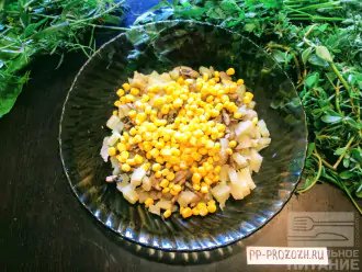 Шаг 3: Уложите порезанный картофель в глубокую тарелку и насыпьте две столовые ложки кукурузы.