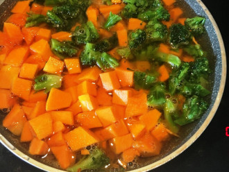 Шаг 6: Добавьте тыкву и брокколи в луку и моркови и залейте водой, чтобы вода покрыла овощи.