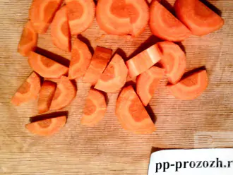 Шаг 2: Порежьте морковь на средние кусочки.
