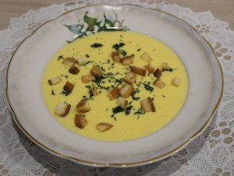 Шаг 10: Готовый суп-пюре выложите в глубокую столовую тарелку, посыпьте зеленью и добавьте гренки. 