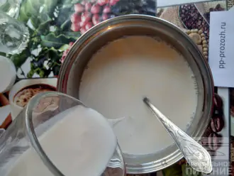 Шаг 3: Влейте йогурт в молоко и тщательно перемешайте.
