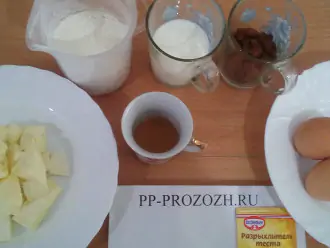 Шаг 1: Подготовьте ингредиенты: топленое масло, муку, обезжиренное молоко, мед, яйца, разрыхлитель теста, изюм.