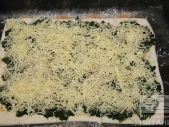 Шаг 9: Посыпьте тёртым сыром и отправьте выпекаться в разогретую до 180 градусов духовку на 10-15 минут.