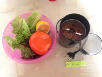 Шаг 1: Подготовьте ингредиенты. Хорошо промойте зелень (у меня это листья салата, но вкуснее всего получится из шпината).