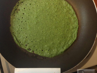 Шаг 7: Выпекайте на сухой антипригарной сковороде 3 минуты с одной стороны и 30 секунд с другой стороны (так одна сторона будет более темной и коричневатой, а верхняя останется ярко-зеленой).