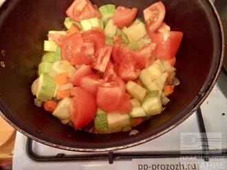 Шаг 8: Добавьте помидоры, протушите еще 10 минут, аккуратно помешивайте, чтобы овощи не превратились в кашу.