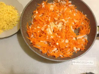 Шаг 4: На сковороду налейте немного воды, выложите лук и морковь. Поставьте на огонь и протушите до полуготовности. Если нужно, добавьте воды.
