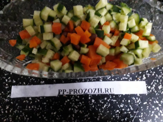 Шаг 4: Нарежьте приготовленные овощи кубиками, добавьте фасоль и положите в салатник.