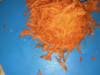 Шаг 3: Натрите морковь.