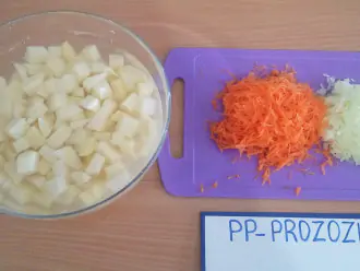 Шаг 3: Картофель нарежьте кубиками, морковь потрите на средней терке, лук мелко порубите.