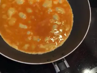 Шаг 7: Вылейте яичную смесь на хорошо разогретую сковороду. Обжаривайте омлет в течении 3 минут на среднем огне только с одной стороны. Для придания сливочного аромата, по желанию, перед обжаркой можно смазать сковороду небольшим количеством сливочного масла.