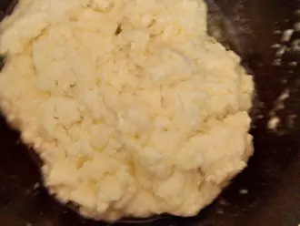 Шаг 7: Сыр будет плавиться, добавьте соду и соль. Через 5-7 минут помешивания снимите с огня.