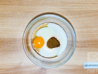 Шаг 2: В глубокой емкости смешайте до однородной консистенции яйцо, кефир и подсластитель.