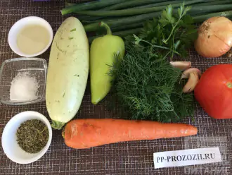 Шаг 1: Приготовьте ингредиенты. Тщательно вымойте и очистите овощи и зелень.