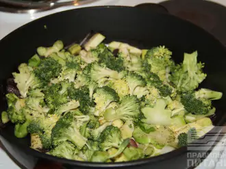 Шаг 9: Добавьте брокколи к овощам.