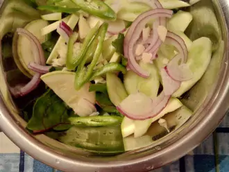 Шаг 4: Полукольцами нарежьте лук, перец чили,  добавьте рубленный чеснок. Полейте оливковым маслом и выложите в тарелку.