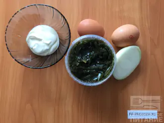 Шаг 1: Для приготовления диетического салата из морской капусты и яйца возьмите яйца, морскую капусту, репчатый лук и нежирную сметану.