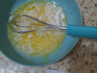 Шаг 5: Второе яйцо также разбейте в миску, добавьте подсластитель, перемешайте.