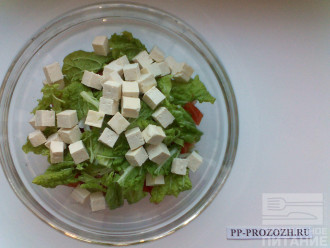Шаг 5: Сыр тофу нарежьте кубиками и выложите сверху пекинской капусты.
