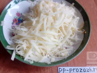 Шаг 8: Посыпьте сыром и еще на 7 минут в духовку, чтобы расплавился сыр.