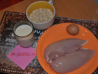 Шаг 1: Подготовьте ингредиенты: кефир, овсяные хлопья, яйцо и филе куриной грудки.