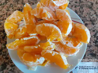 Шаг 4: 2 апельсина очистите от кожуры, разделите на дольки, выберите серцевинки и порежьте кусочками.