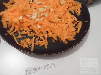 Шаг 3: На терке натрите морковь. Измельчите ножом лук и чеснок. На сковороде слегка обжарьте в масле овощи.