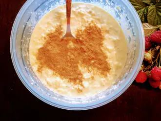 Шаг 6: Влейте кленовый сироп и всыпьте корицу. Взбейте блендером тесто до получения однородной массы.