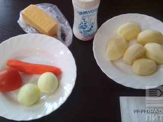 Шаг 1: Подготовьте ингредиенты: картофель, рук репчатый, морковь, помидор свежий, сыр, соль, домашний майонез (или нежирную сметану).