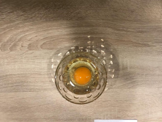 Шаг 5: Разбейте яйцо в отдельную емкость. Вскипятите воду и влейте в кипящую воду яйцо. Варите 2 минуты на среднем огне.