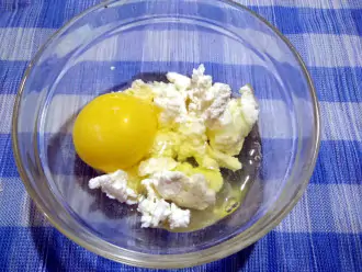 Шаг 2: Творог разомните вилкой, добавьте яйцо.