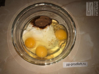 Шаг 2: Насыпьте в миску овсянку (если она долгого приготовления, то лучше измельчите), яйца, йогурт и сахар.