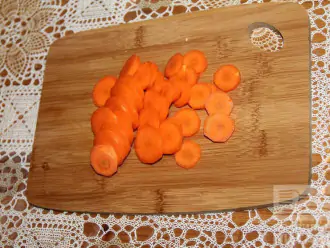 Шаг 3: Нарежьте морковь, болгарский перец, баклажан.