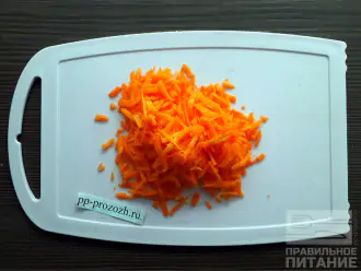 Шаг 4: Почистите и натрите на крупной терке морковь. 