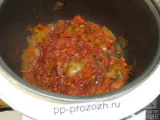 Шаг 5: Затем добавьте томатную пасту, 1-2 столовые ложки воды и слегка подсолите. Готовьте еще 10 минут, в режиме "Тушение".