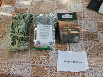 Шаг 1: Подготовьте ингредиенты: сосновые почки, шалфей, чай по вкусу, сушеные листья смородины.