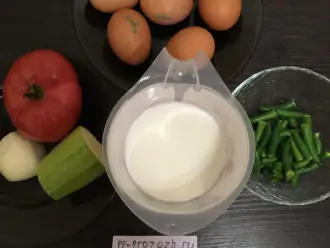 Шаг 1: Подготовьте продукты: молоко, яйца, помидор, кабачок, лук, стручковую фасоль, соль.