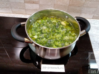 Шаг 5: В кастрюлю налейте оливковое масло и воду, доведите до кипения. Опустите в воду нарезанные картофель и брокколи. Варите 25 минут.