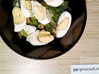 Шаг 3: Яйца разрежьте на 4 части или кубиками, добавьте в салат.