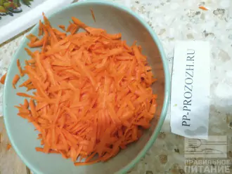 Шаг 3: Натрите морковь на крупной терке.