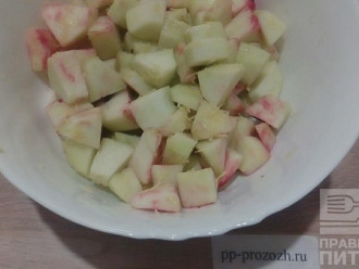 Шаг 3: Яблоки промойте, почистите от кожицы и удалите семенные коробочки. Нарежьте дольками. Добавьте 2-3 столовых ложки лимонного сока и цедру половины лимона.